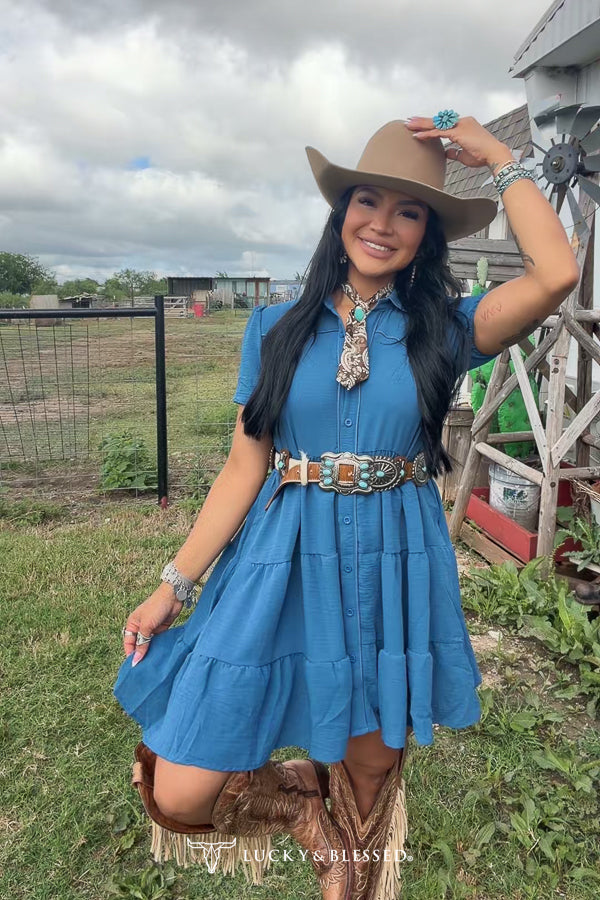 Lucky & Blessed Denimblaues Westernkleid mit Puffärmeln, Rüschen und kontrastierender Paspelierung