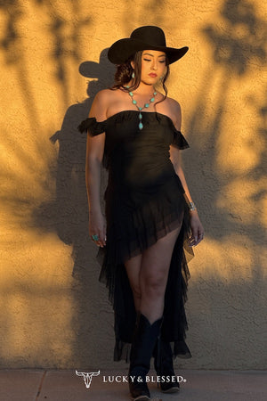 Robe longue noire à épaules dénudées, volants et dos asymétrique, doublure en résille, signée Lucky & Blessed