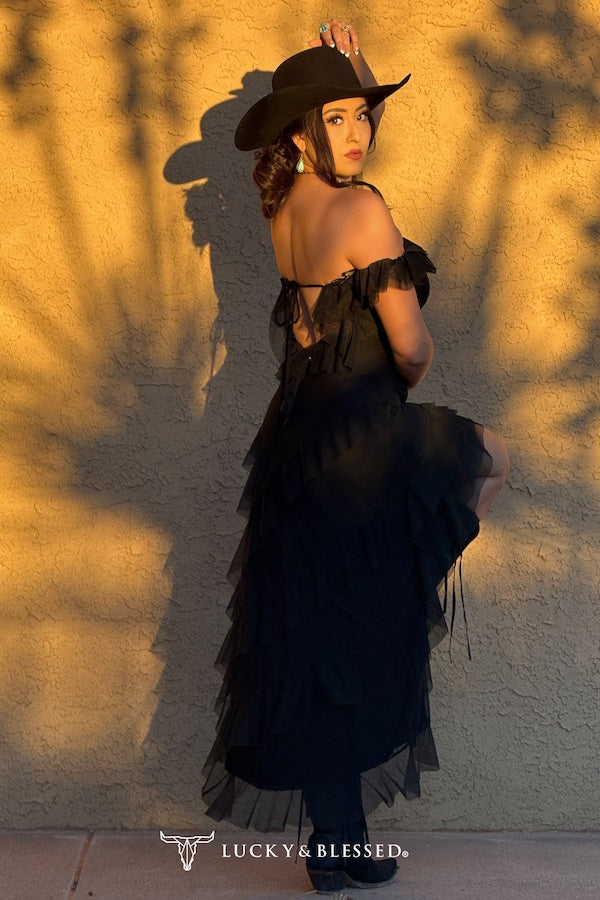 Robe longue noire à épaules dénudées, volants et dos asymétrique, doublure en résille, signée Lucky & Blessed